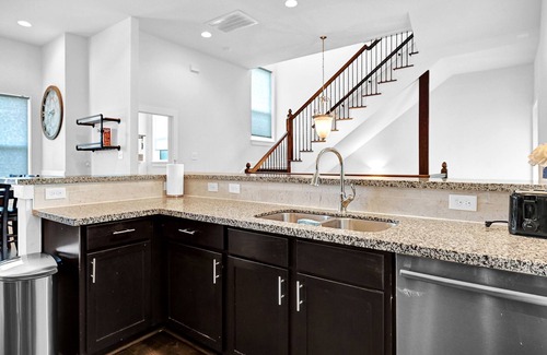 Northside House | Relax in HTX POOL,15ppl, 4br, 4b. Located in the Heart of Houston