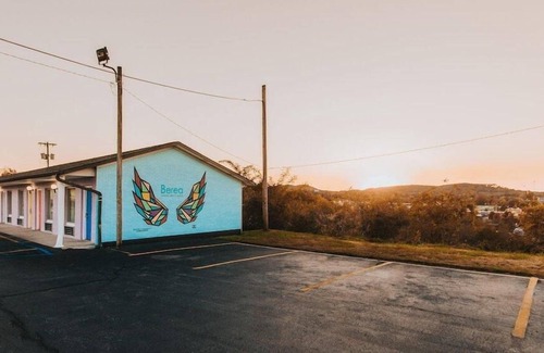 Berea House | Relax in Knights Inn Berea! Free Daily Breakfast, Parking, WiFi