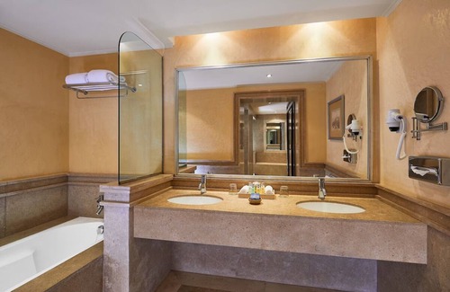 Makadi Bay Hotel | Relax in Oasis Room Near Makadi Water World Aqua Park – Short Drive
