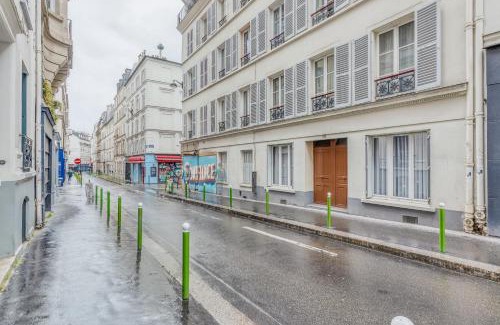 Batignolles Apartment | Relax in on Old Art Galery