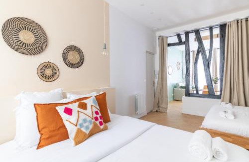 Batignolles Apartment | Relax in on Old Art Galery