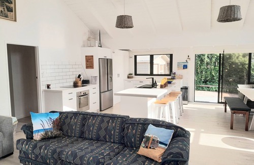 Te Ngaire House | Relax in Paradise! Walk to the beach