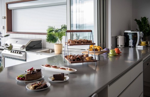 Airlie Beach House | Relax in style as you overlook the Coral Sea and Whitsunday Islands beyond