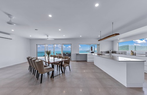 Airlie Beach House | Relax in style as you overlook the Coral Sea and Whitsunday Islands beyond