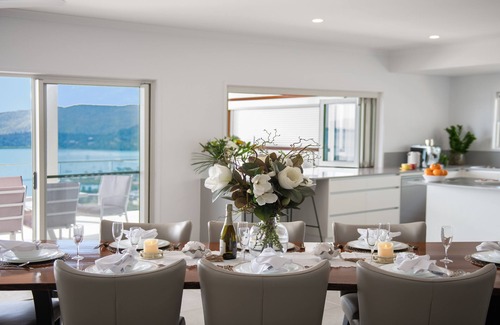 Airlie Beach House | Relax in style as you overlook the Coral Sea and Whitsunday Islands beyond