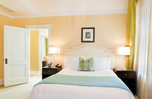Goose Hollow Hotel | Relax in Style! Two Pet-friendly Units, Onsite Mini-Golf, Pop- Up Cinema!