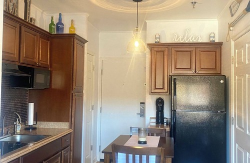 Huddleston Condo | Relax in your beautiful efficiency condo and enjoy the amenities at Mariner's.
