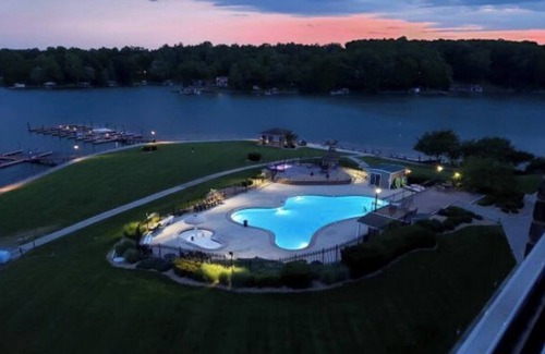 Huddleston Condo | Relax in your beautiful efficiency condo and enjoy the amenities at Mariner's.