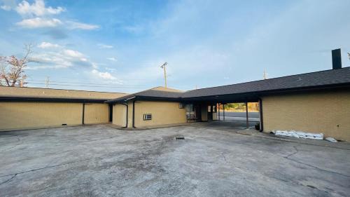 Sulphur Hotel | Relax Inn by OYO Sulphur Hwy 90