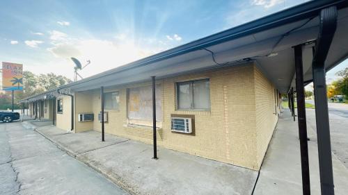 Sulphur Hotel | Relax Inn by OYO Sulphur Hwy 90