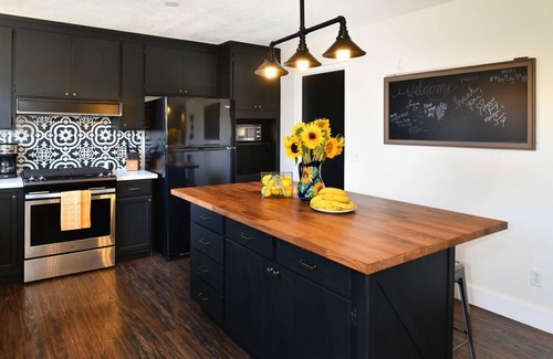 Sonoma House | Relax on hanging bed, enjoy Hot tub, fast WiFi, close to square, in the country