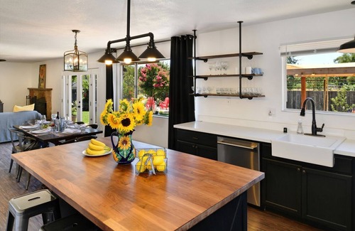 Sonoma House | Relax on hanging bed, enjoy Hot tub, fast WiFi, close to square, in the country