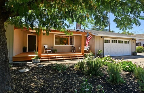 Sonoma House | Relax on hanging bed, enjoy Hot tub, fast WiFi, close to square, in the country