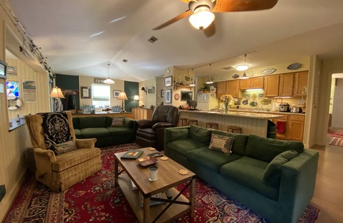 Mountain Home House | Relax on the enchanting bank of the White River.