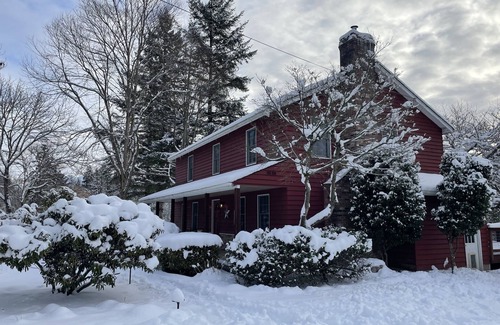 Sultan House | Relax on the Ranch….HOT TUB, SHEEP, LLAMAS
