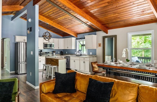 Berkeley Springs Cabin | Relax & Play: Pickleball, BasketBall, Hot Tub, Game Room & More