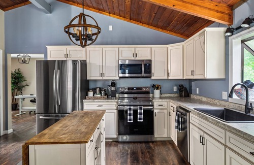 Berkeley Springs Cabin | Relax & Play: Pickleball, BasketBall, Hot Tub, Game Room & More