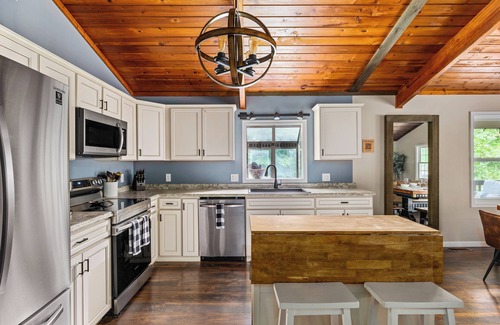 Berkeley Springs Cabin | Relax & Play: Pickleball, BasketBall, Hot Tub, Game Room & More