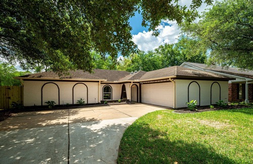 Clear Lake House | Relax & Play: Saint Cloud Home with Cozy Porch and Game Room Fun