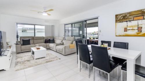 Bongaree House | Relax Poolside By The Canal