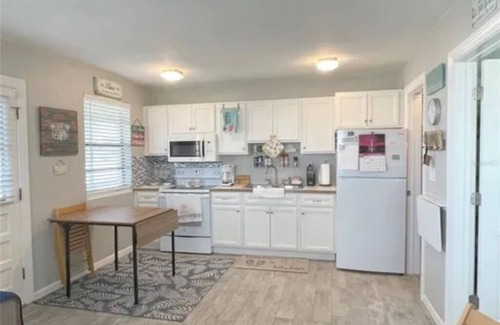 St. Pete Beach House | Relax & Recharge in a 1-bedroom house: Walk to St. Pete Beach!