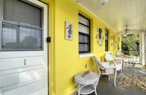 St. Pete Beach House | Relax & Recharge in a 1-bedroom house: Walk to St. Pete Beach!