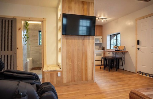 Cloudcroft Cabin | Relax &Reconnect at Zen Spa mountain cabin-Lux bath, Japanese 4D massage chair