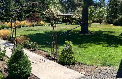 Central Point House | Relax, Reconnect, Explore Scenic Retreat + Pool, Treehouses & Adventure Nearby