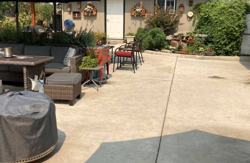 Central Point House | Relax, Reconnect, Explore Scenic Retreat + Pool, Treehouses & Adventure Nearby