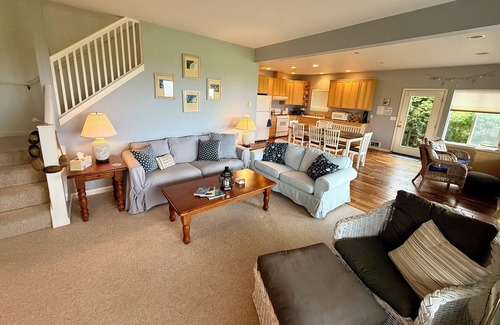 Clinton House | Relax & Rejuvenate, Amazing Sunsets, Sandy Beachfront, Cozy Fire Pit for S'mores