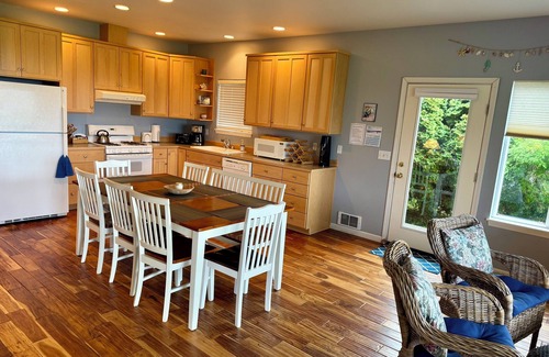 Clinton House | Relax & Rejuvenate, Amazing Sunsets, Sandy Beachfront, Cozy Fire Pit for S'mores