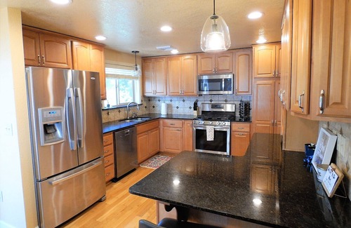 Roseburg House | Relax & Rejuvenate in 4Br home with Hot Tub & Deck, in heart of Roseburg