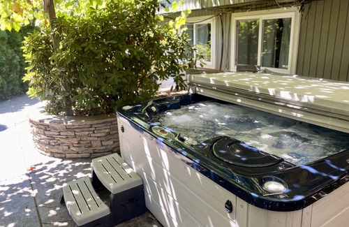 Roseburg House | Relax & Rejuvenate in 4Br home with Hot Tub & Deck, in heart of Roseburg