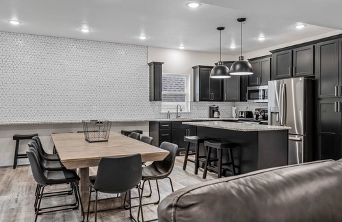Hollister House | Relax & unwind at U52! 7 bed 7 bath. Beautiful new construction.