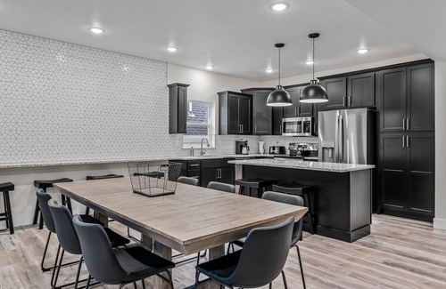 Hollister House | Relax & unwind at U52! 7 bed 7 bath. Beautiful new construction.