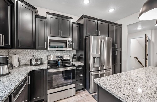 Hollister House | Relax & unwind at U52! 7 bed 7 bath. Beautiful new construction.