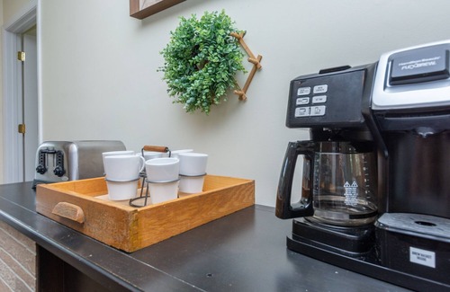Thomasville House | Relax & Unwind at Your Home Away From Home.