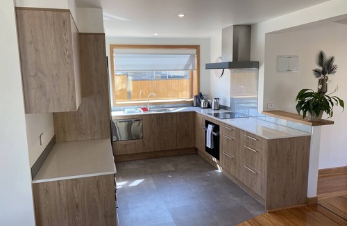 Okitu House | Relax@Wainui Beach Stay