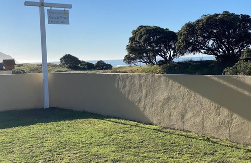 Okitu House | Relax@Wainui Beach Stay