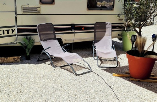 Beze House | Relaxation caravan near grotto and washhouse