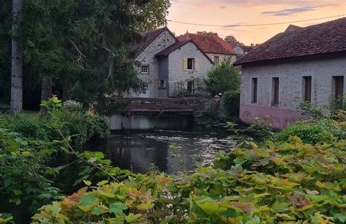 Beze House | Relaxation caravan near grotto and washhouse