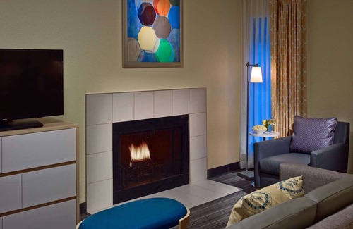 Blue Ash Hotel | Relaxation in Cincinnati! 2 Modern Units, Free Breakfast, Full Kitchen!