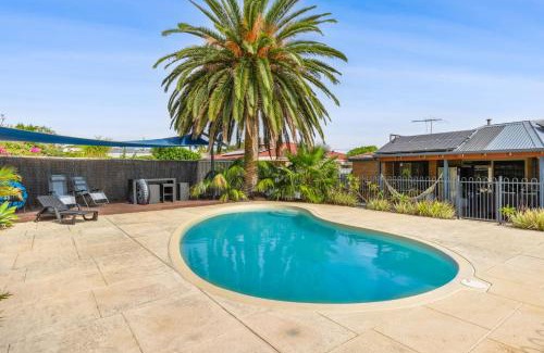 Beldon House | Relaxed Coastal Living with Poolside Bliss - Mullaloo