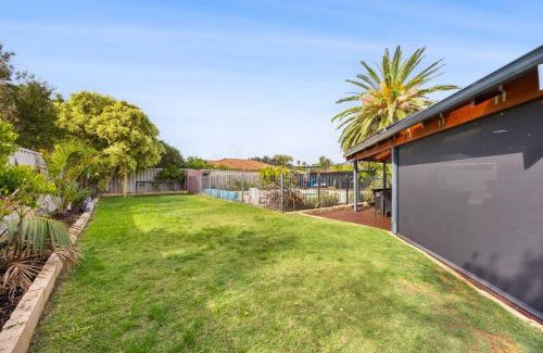 Beldon House | Relaxed Coastal Living with Poolside Bliss - Mullaloo