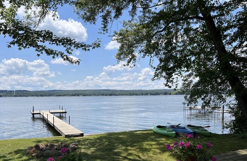 Niobe House | Relaxed Lakefront Living