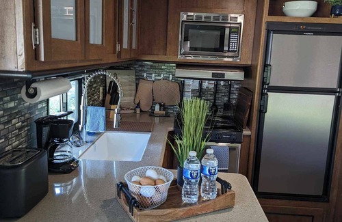 Severn House | Relaxing 1 bedroom 2019 Camper beside the Seven River