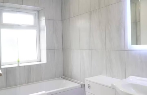 London Borough of Hounslow Apartment | Relaxing 1 Bedroom Apartment With Free Parking Near Heathrow Airport