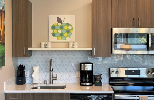 Riverside Apartment | Relaxing 2 Bed Travel Apartment Steps Away from Riverfront Park