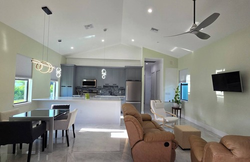 Rural Estates House | Relaxing 2-Bedroom Retreat in Secluded area, Lush Surroundings