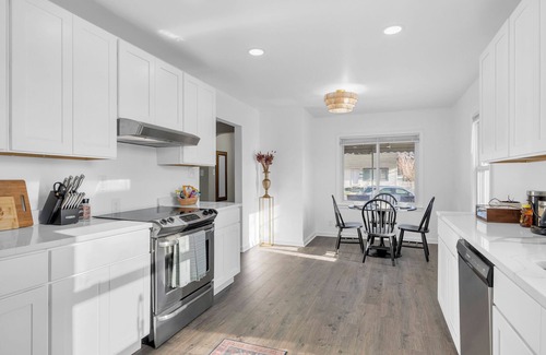 Royal Oak House | Relaxing 3 bdrm, 2 br home with spacious master suite, soaking tub & game room